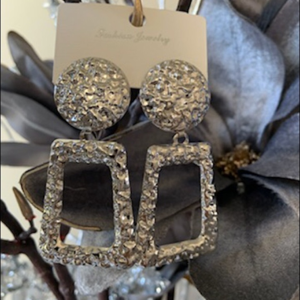 Earring - Picture 3 of 3